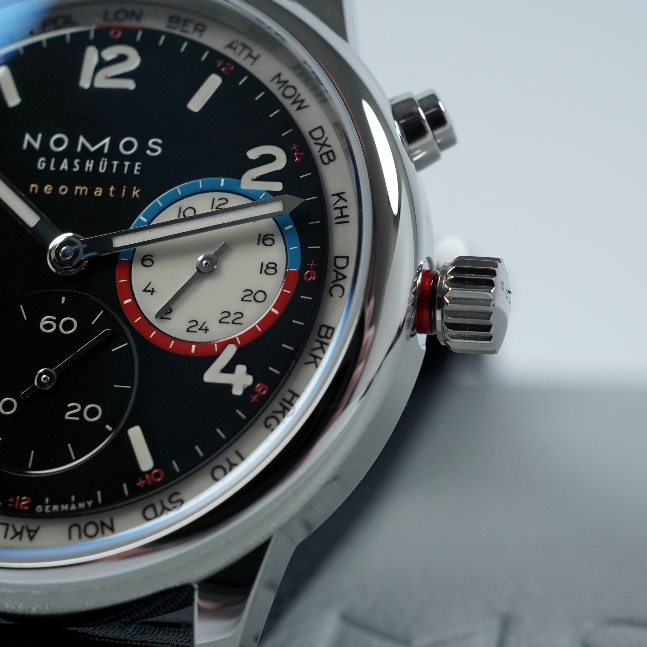 Nomos Club Sport Neomatik Worldtimer Dark - photo