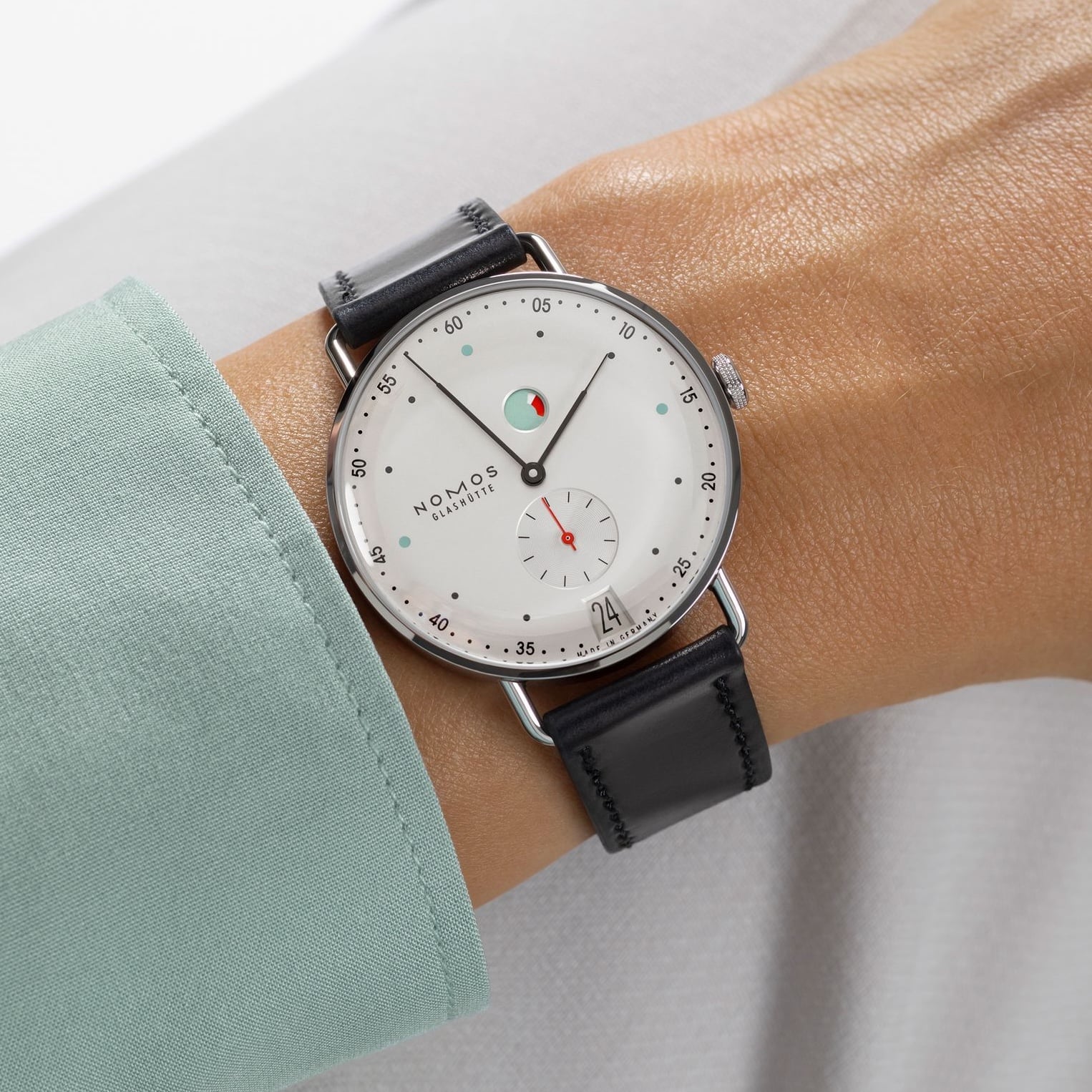 Nomos Metro Date Power Reserve - photo