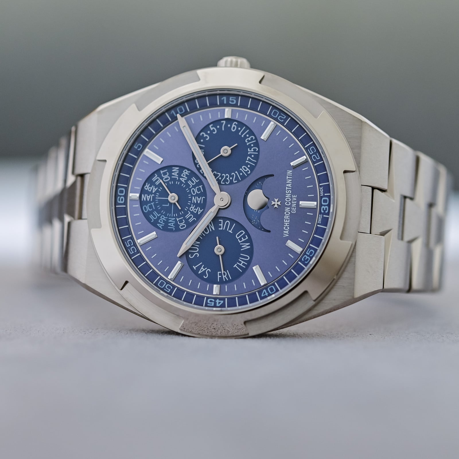 Vacheron Constantin Overseas Perpetual Calendar Ultra-Thin 30th Anniversary - photo